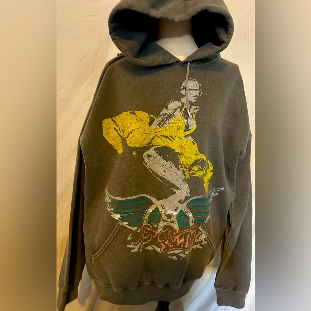 Vintage Aerosmith hoodie in dark gray. Ptp 26” lable #4 is from France